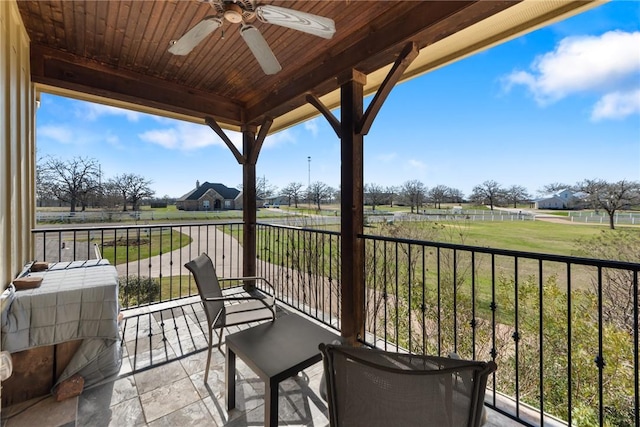 balcony featuring a ceiling fan