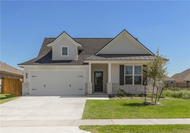 view of front of property featuring a front yard