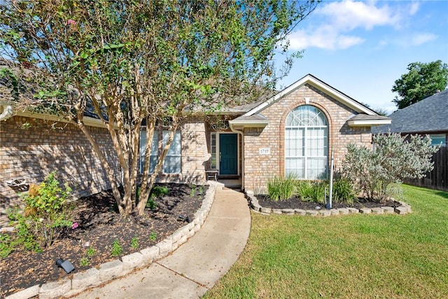 view of front of home featuring a front yard