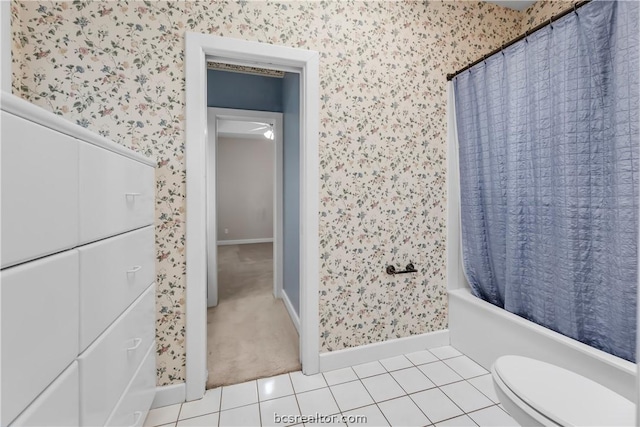 bathroom featuring shower / bath combo with shower curtain, ceiling fan, tile patterned flooring, and toilet