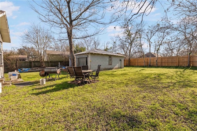 view of yard featuring an outdoor structure