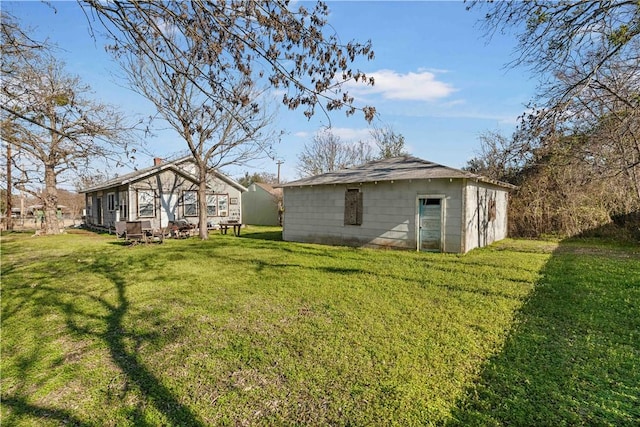 view of yard featuring an outdoor structure