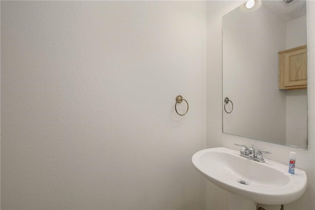 bathroom featuring a sink