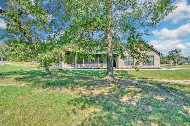 view of front of property featuring a front yard