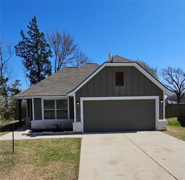 view of front facade featuring a front lawn and a garage