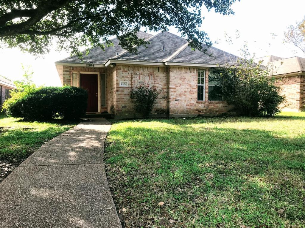 ranch-style home with a front lawn