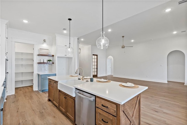 kitchen with sink, ceiling fan, dishwasher, a center island with sink, and light wood-type flooring