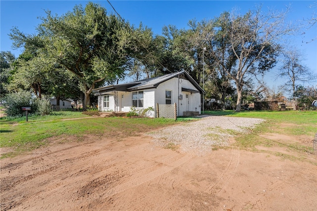 view of front facade with a front lawn