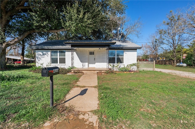 view of front of house featuring a front lawn