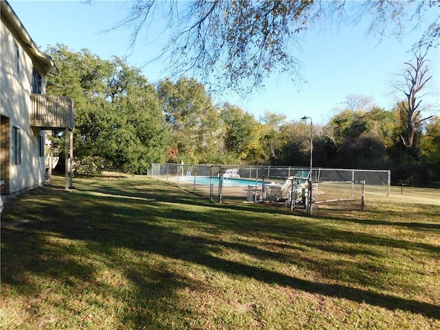 view of yard featuring a fenced in pool