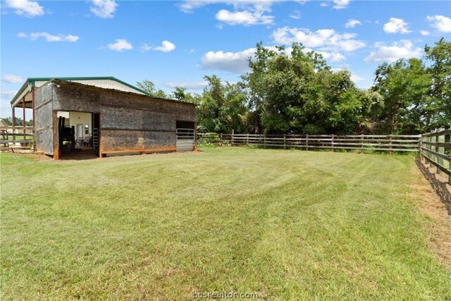 view of yard featuring an outbuilding