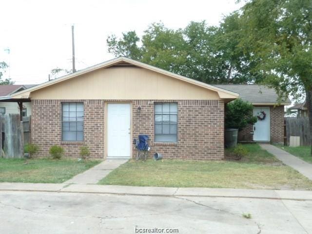 view of front facade with a front yard