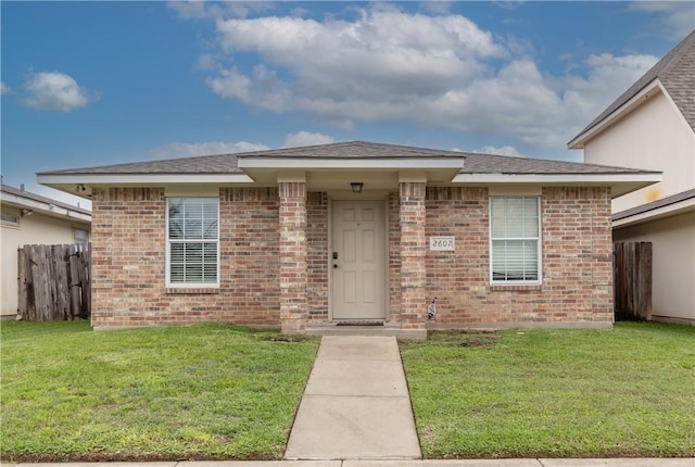 view of front facade with a front lawn