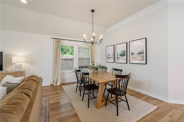 dining area featuring crown molding, light wood-style floors, a chandelier, recessed lighting, and baseboards