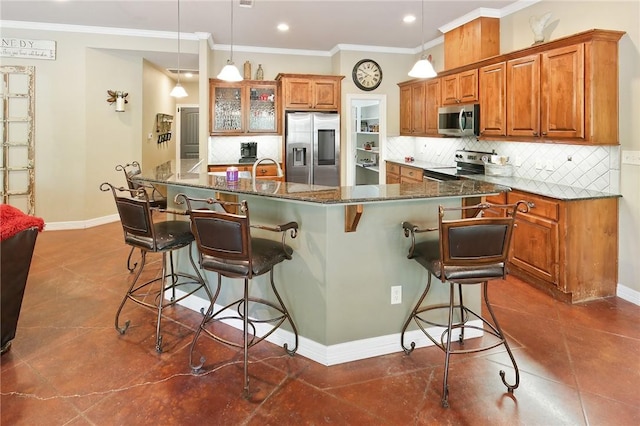 kitchen with a kitchen bar, a center island with sink, stainless steel appliances, and decorative light fixtures