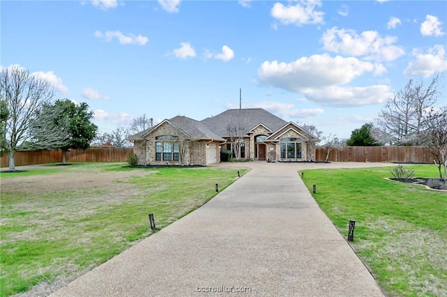 ranch-style home featuring a front lawn