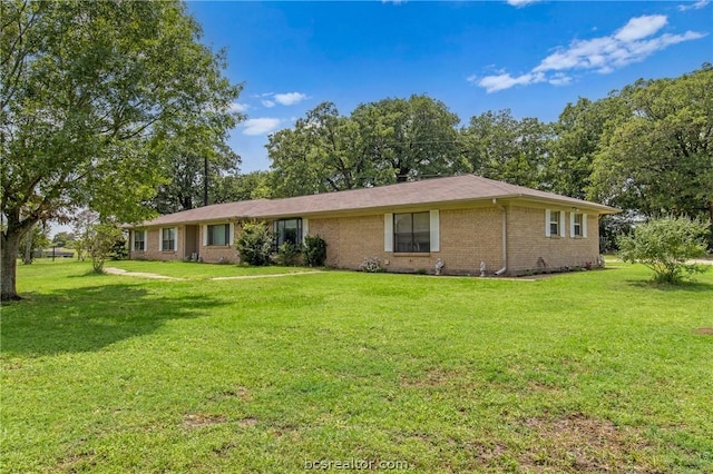 view of front of property featuring a front lawn