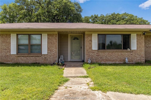 view of front facade with a front yard