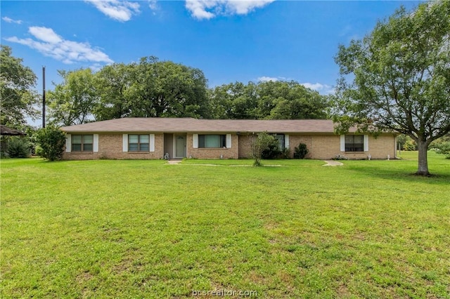 single story home with a front lawn