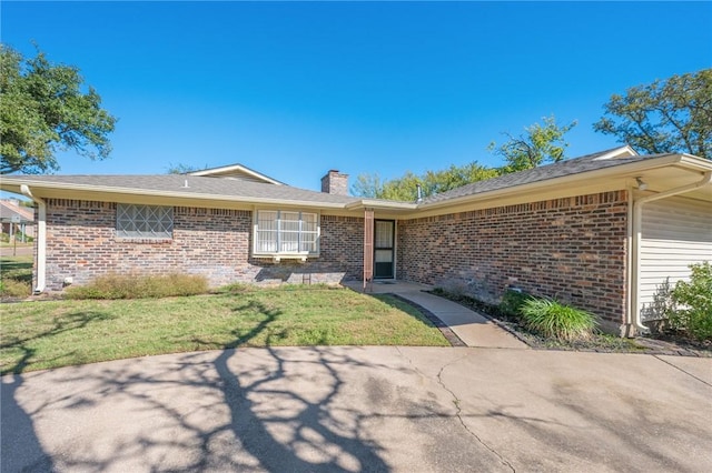 single story home featuring a front lawn