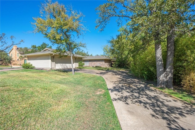 ranch-style house featuring a front yard