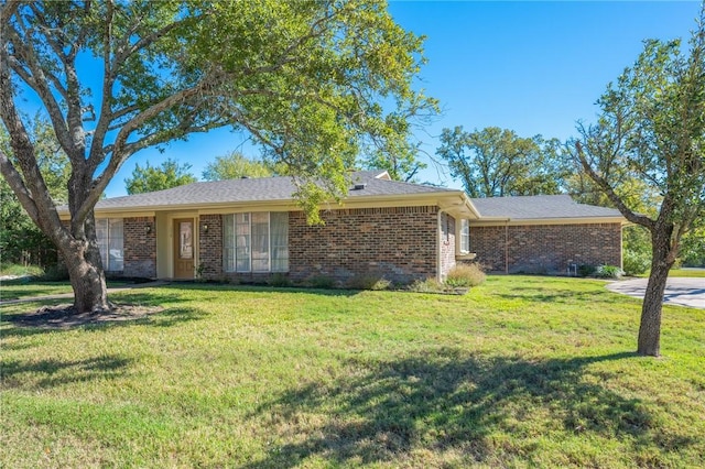 single story home with a front yard