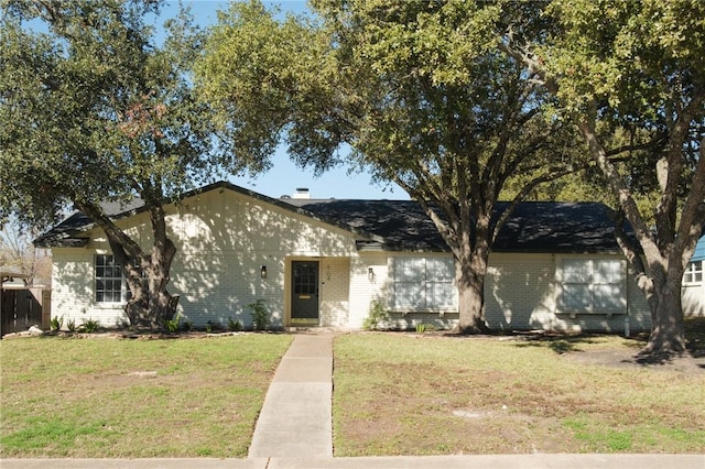 view of front of home featuring a front yard