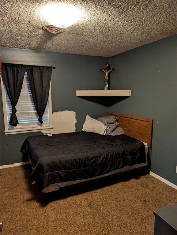 812 Victoria St, Navasota, TX 77868 - bedroom with carpet and a textured ceiling