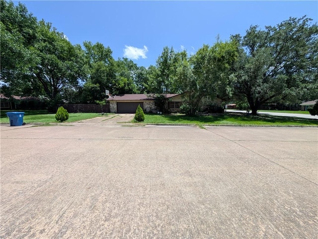 812 Victoria St, Navasota, TX 77868 - view of front facade featuring a garage and a front lawn