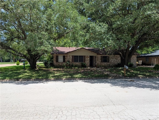812 Victoria St, Navasota, TX 77868 - single story home with brick siding and a front lawn
