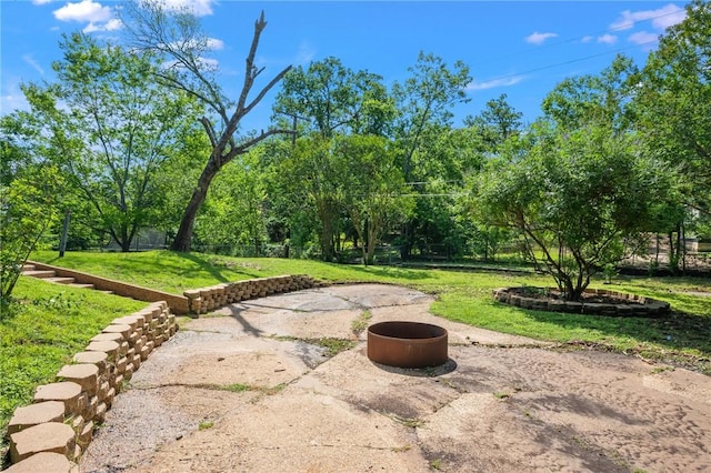 view of yard featuring a patio area