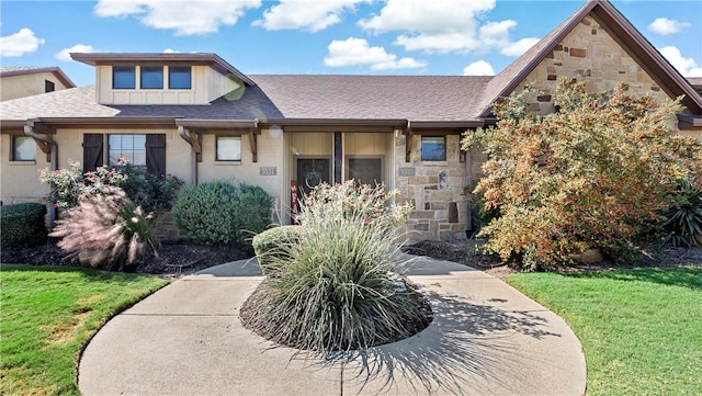 view of front of house featuring a front lawn