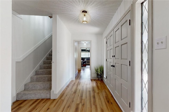 foyer entrance featuring light wood-type flooring and ceiling fan