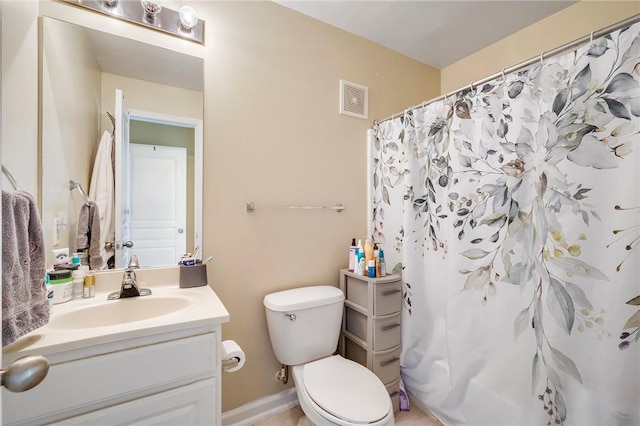 full bath featuring vanity, toilet, baseboards, curtained shower, and visible vents
