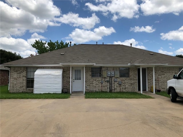 single story home featuring a garage