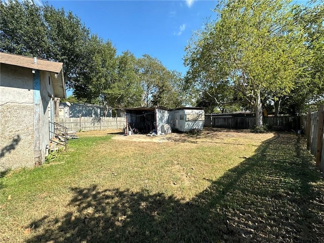 view of yard featuring an outbuilding