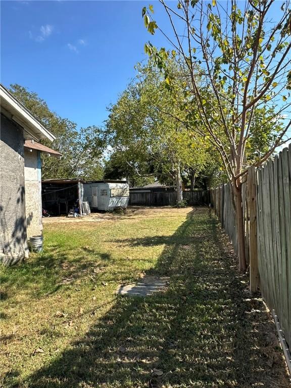 view of yard with an outbuilding