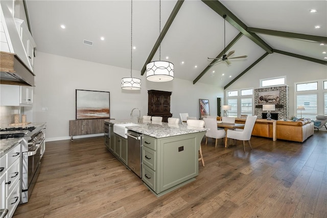 kitchen featuring a sink, stainless steel appliances, visible vents, and white cabinets