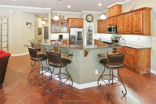 kitchen with a kitchen bar, decorative backsplash, an island with sink, and appliances with stainless steel finishes