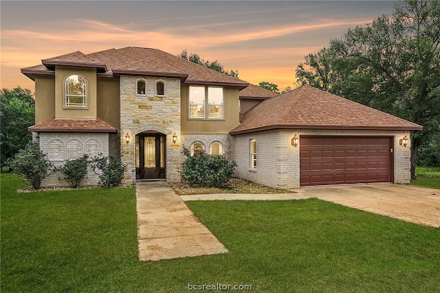 view of front of house featuring a lawn and a garage