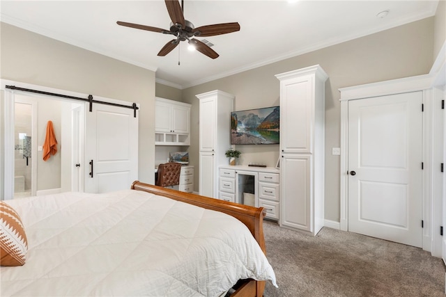 bedroom with a barn door, baseboards, a ceiling fan, ornamental molding, and carpet floors