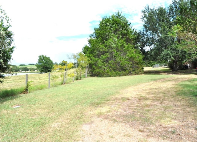 view of yard featuring a rural view