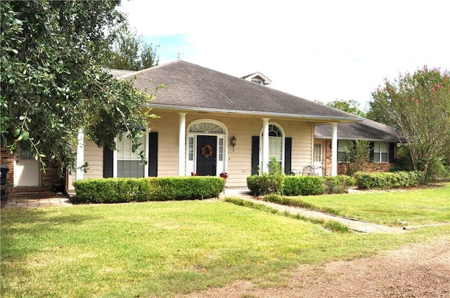 view of front of property featuring a front yard