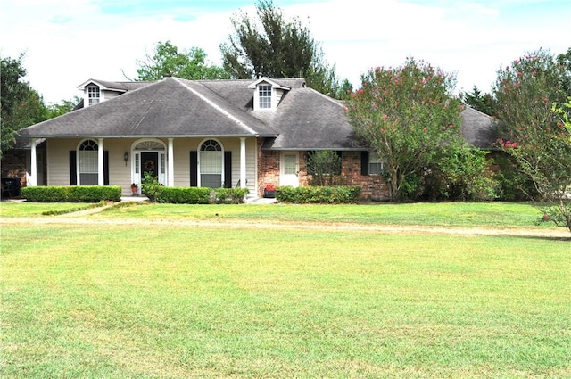 view of front of property featuring a front lawn