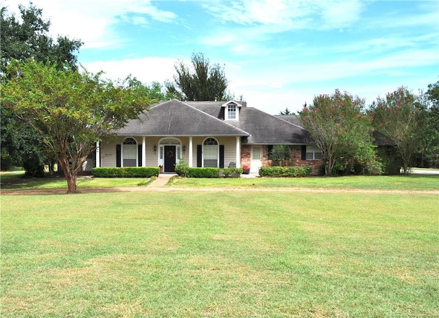 ranch-style home featuring a front lawn