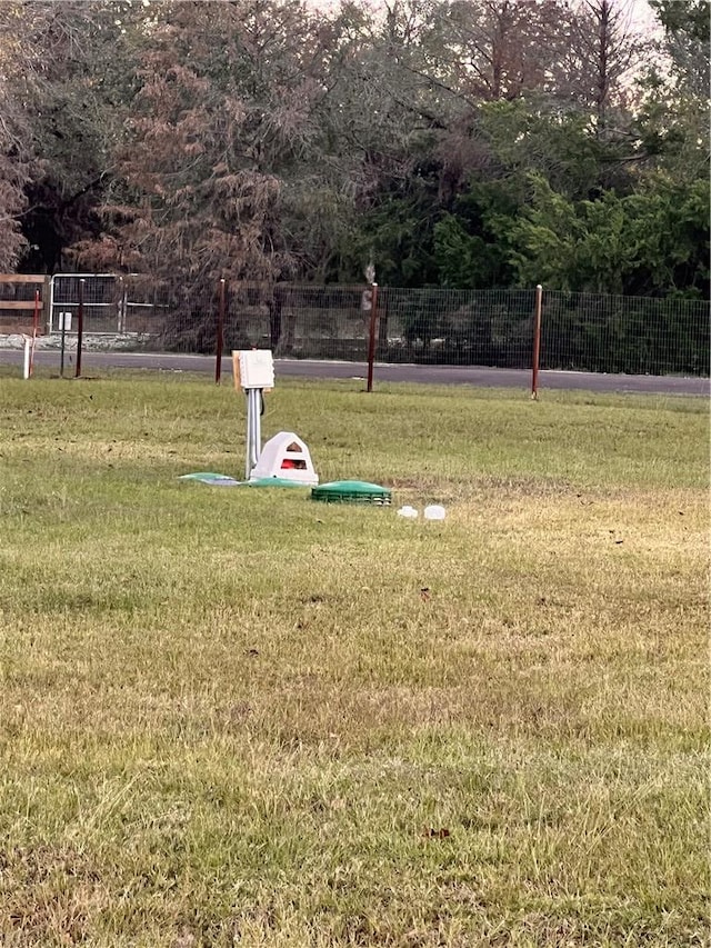 view of property's community featuring a lawn