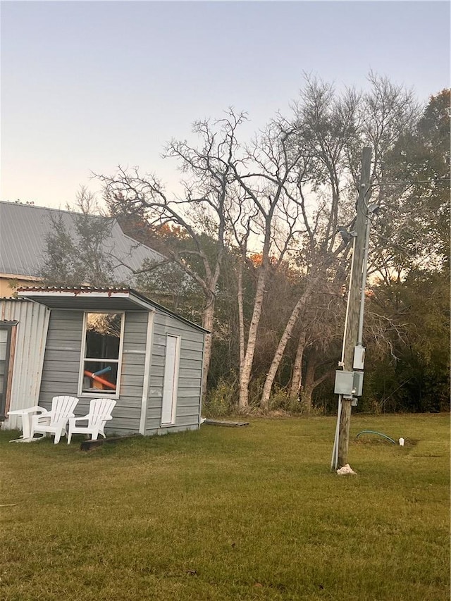 view of yard at dusk