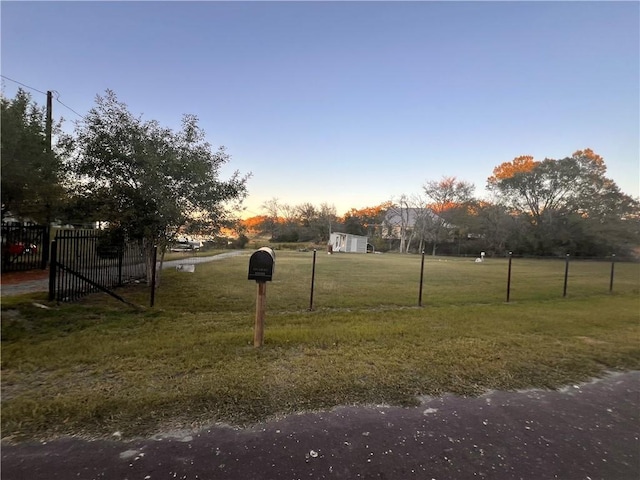 view of yard at dusk