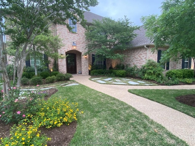 view of front of house featuring a front lawn