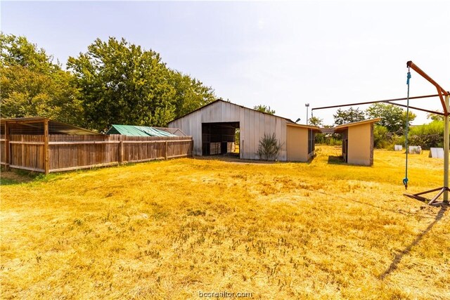 view of yard with an outbuilding